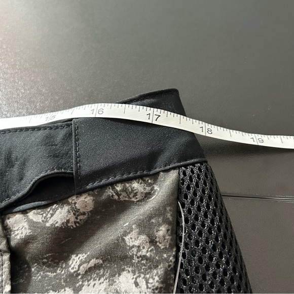 Magellan Outdoors Pro Angler Men's Shorts Realtree Black Camo Size Large - Picture 8 of 9